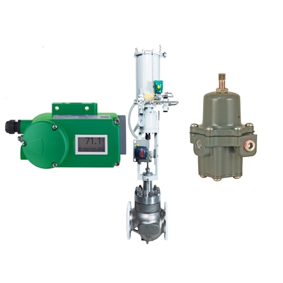 Durchflussregelventil mit Foxboro SRD998 Ventilpositionierer und Fisher 67CFR Filterregler