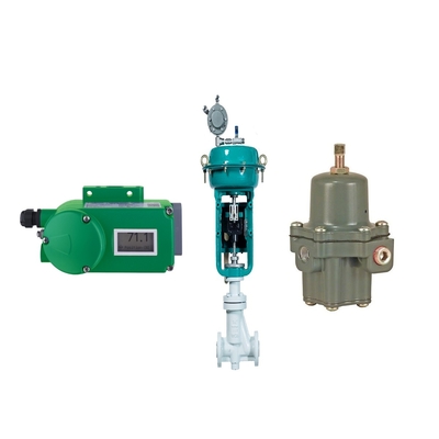 Durchflussregelventil mit Foxboro SRD998 Ventilpositionierer und Fisher 67CFR Filterregler