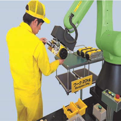 Achsen-chinesischer Roboter-Arm Fanuc CR-4iA 6 mit Finger-Greifer Onrobot 2 und Materialtransport-Plattform