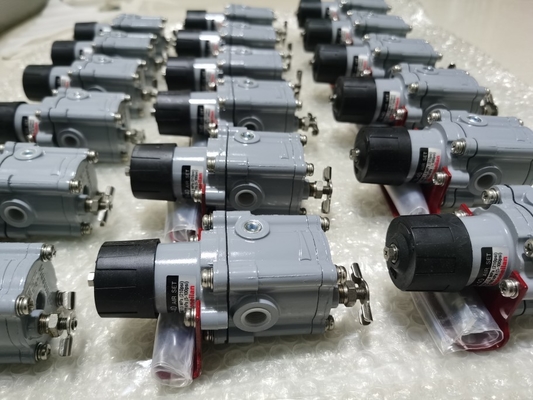 Gekrümmte Rohrsteuerventile mit Masoneilan SVI3 Digital Valve Positioner und Masoneilan 78-40 Filter Regulator