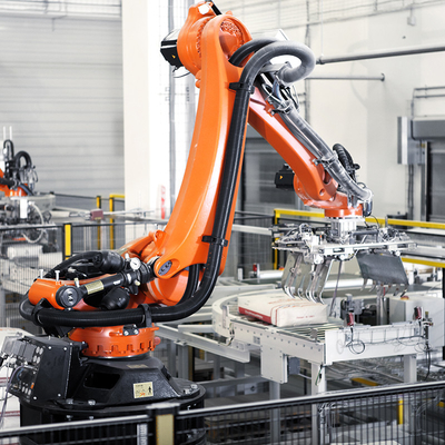KUKA Palletizing Robot KR 240 R3200 PA mit CNGBS Führungsschienen als automatischer Palletizer Industrie-Roboterarm