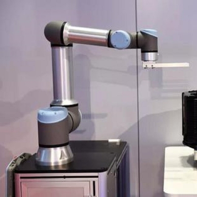 Kollaborationsroboter UR 16e mit 16 kg Nutzlast mit Vakuumsuctionsbechern des Manipulators als Cobot
