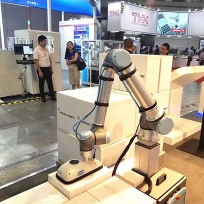 Kollaborationsroboter UR 16e mit 16 kg Nutzlast mit Vakuumsuctionsbechern des Manipulators als Cobot