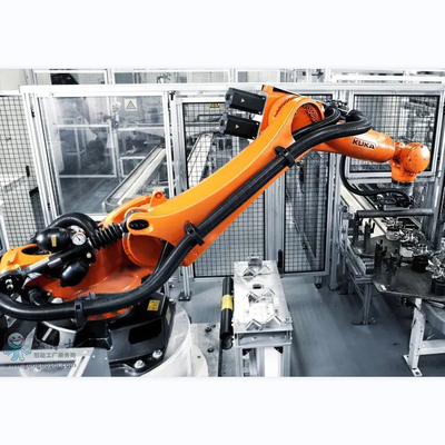 KUKA KR 210 R2700 Industrie-Roboter mit CNGBS-Linienleitungen für die Motorenmontage