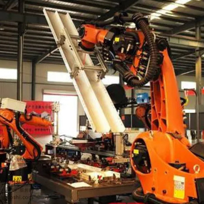 KUKA KR 210 R2700 Industrie-Roboter mit CNGBS-Linienleitungen für die Motorenmontage