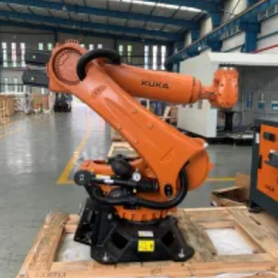 KUKA KR 210 R2700 Industrie-Roboter mit CNGBS-Linienleitungen für die Motorenmontage