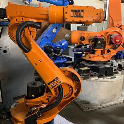 KUKA KR 210 R2700 Industrie-Roboter mit CNGBS-Linienleitungen für die Motorenmontage