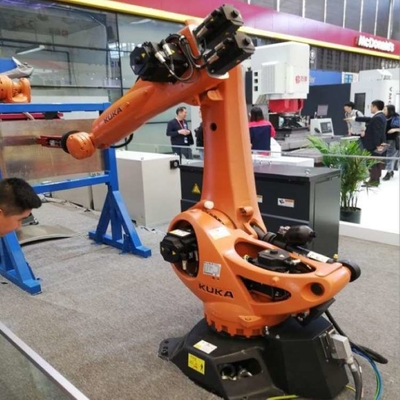 Kuka-Roboter KR 70 R2100 mit CNGBS-Gunschutzstation für Schweißautomation mit 6-Achsen-Roboterarm