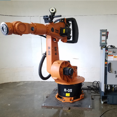 Kuka 6-Achsen-Handling-Roboterarm KR 240 R3330 mit CNGBS-Roboterleitbahn für den Handling-Roboter
