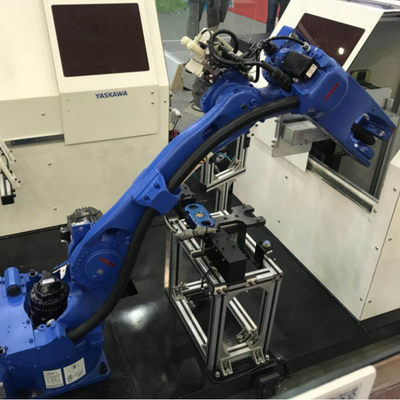 6 Achsen Roboterarm Yaskawa GP12 mit CNGBS-Sicherheitszaun für die automatisierte Handhabung als Universalroboter