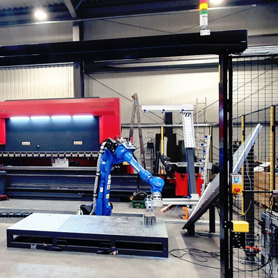 Industrieller Yaskawa Roboter Arm GP180 mit CNGBS Gripper als Palettenmachmaschine