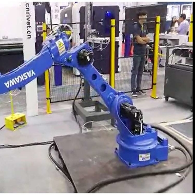 6 Achsen Universal Roboterarm Yaskawa GP110 mit CNGBS Robotergriff für Palettenbearbeitungsroboter