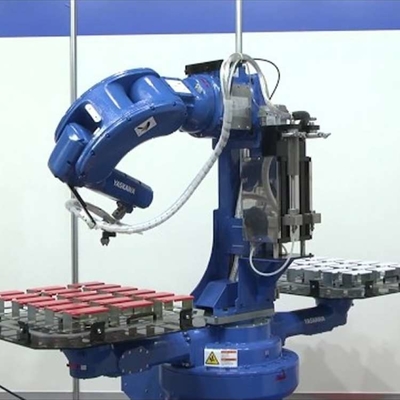 Autolackierung Roboterarm 6 Achse Yaskawa MPX1150 mit CNGBS Robotergreifer zum Lackieren von Roboterwand