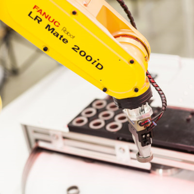 FANUC LR Mate 200iD 6 Achsen Industrie-Roboter-Arm mit CNGBS-Greifer für die Motorenmontage