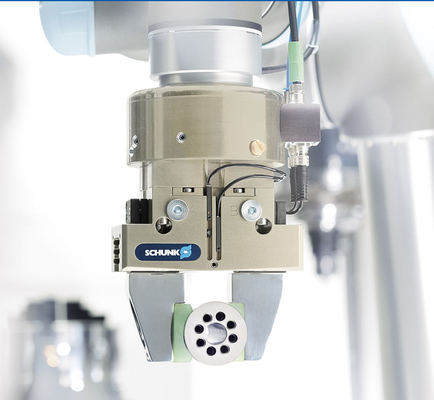 SCHUNK Robotergreifer für FANUC, IRB6700 und KR210 Roboter in Anlagen der Lebensmittelindustrie