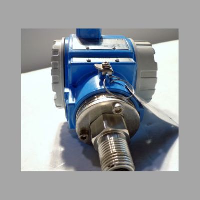 Durchflussregelungsventil mit Endress+Hauser Proline Prowirl F 200 Wirbeldurchflussmessgerät und Cerabar PMC71 digitalen Druckmessgerät