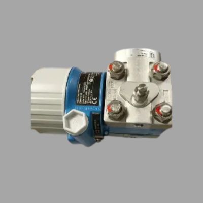Durchflussregelventil-Baugruppe mit Endress+Hauser Proline Prowirl R 200 Wirbelzähler und Deltabar PMD55B Druckmessumformer.
