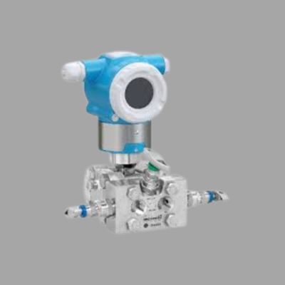 Druck-/Durchflussregelungseinheit mit Endress+Hauser Proline Prowirl R 200 Durchflussmesser und Deltabar PMD50 Differenzdrucktransmitter.