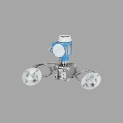 Durchflussregelungsventil mit Endress+Hauser ProlineProwirl R200 Durchflussmessgerät und Deltabar PMD78B Differenzdrucktransmitter.