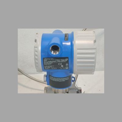 Durchflussregelungsventil mit Endress+Hauser ProlineProwirl R200 Durchflussmessgerät und Deltabar PMD78B Differenzdrucktransmitter.