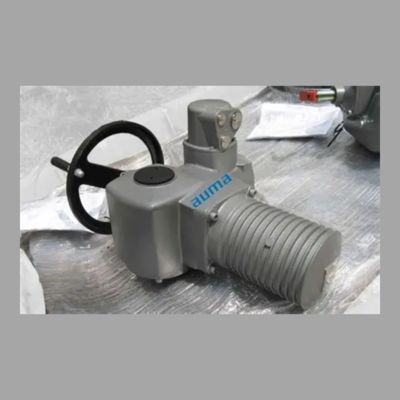 Motorisiertes Kugelventil mit AUMA GS Teildrehgetriebe und SA mehrdrehender modularer universeller elektrischer Aktoren.