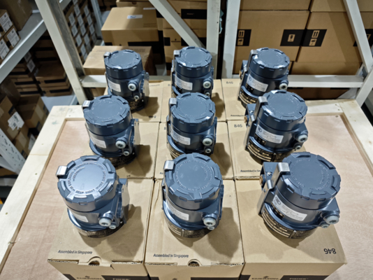 Regelventil mit Fisher 846 I/P-Wandler & TopWorx GO Switch Modell 73 / Modell 81 Endschalter und Fisher DVC6200 Stellungsregler für hochpräzise Steuerung in rauen Umgebungen