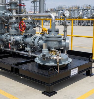 Auf einem Skid montierte Druckminderer vom Typ Fisher 1098-EGR und 1098H-EGR sowie ein Regler 63EG-98HM mit Lager