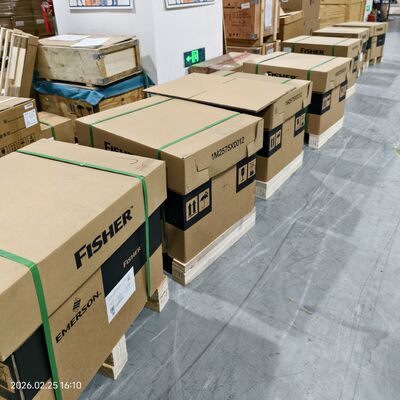 Auf einem Skid montierte Druckminderer vom Typ Fisher 1098-EGR und 1098H-EGR sowie ein Regler 63EG-98HM mit Lager