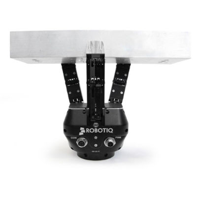 Greifer des anpassungsfähigen Roboters Fingers ROBOTIQ 3 kombiniert mit kooperativem Roboter AUBO i5 für die Ernte des Roboters