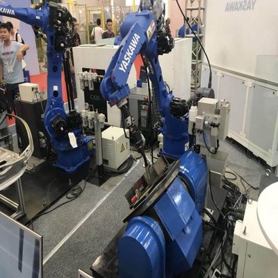 Schweißende Achse Motoman AR2010 des Parallelgreifer-6 mit dem industriellen Roboterarm
