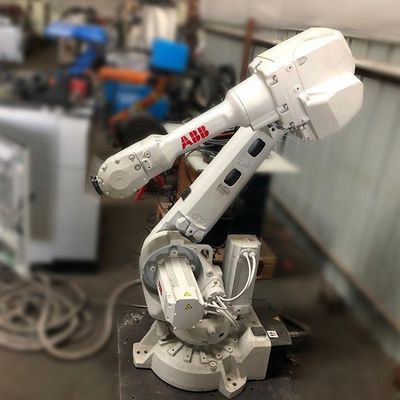 Industrieroboter IRB2600-12/1.85 mit dem 6 Achsen-Roboter-Arm für das Zuführen und die Transporteinrichtungen