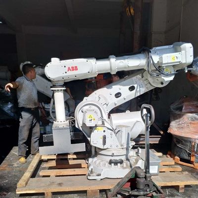 Industrieroboter IRB2600-12/1.85 mit dem 6 Achsen-Roboter-Arm für das Zuführen und die Transporteinrichtungen