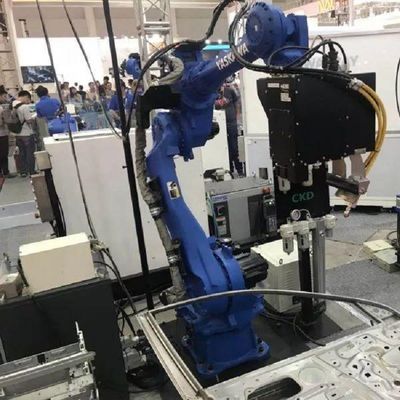 Schweißgerät Industrieroboters Motoman AR1440 mit anderen BOGEN Schweißern als automatischem schweißendem Roboter