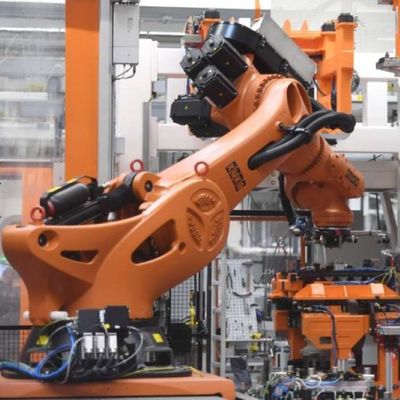 Behandlung Roboterpas arm Kr-470 mit dem 5 Achsen-Manipulator als Industrieroboter