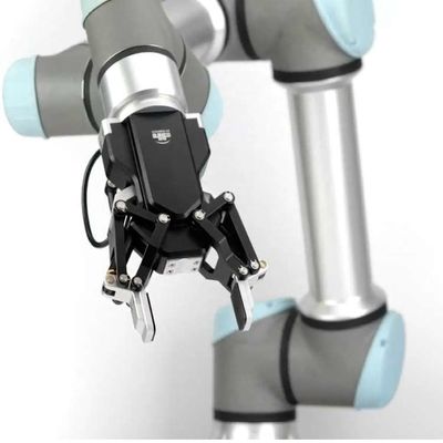 Mähdrescher des Roboter-Greifer-AG-95 mit Achse UR-Roboterarm-6 als kooperativem Roboter