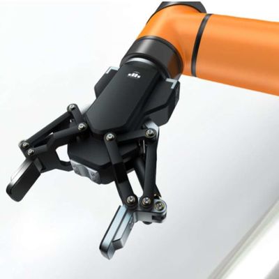 Mähdrescher des Roboter-Greifer-AG-95 mit Achse UR-Roboterarm-6 als kooperativem Roboter