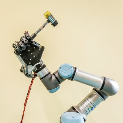Des Industrieroboter-Arm-Auswahl-und Platz-6 Achse Cobot UR3 mit Greifer-Auswahl und dem Platz-Maschinen-Roboter-Arm