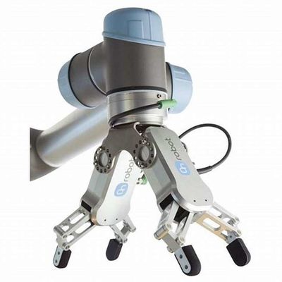 Kollaborativer Roboter kombiniert mit Roboterarmgriffgerät RG2 zur Handhabung von Cnc als Robotergriffgerät
