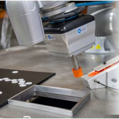 Vakuumroboter-Greifer VGC10 mit dem kooperativen Roboterarm als Industrieroboter