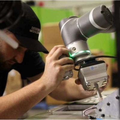 Vakuumroboter-Greifer VGC10 mit dem kooperativen Roboterarm als Industrieroboter