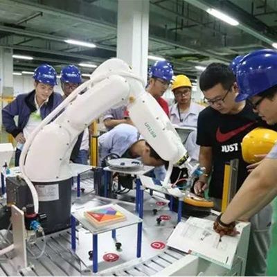 Kleiner universeller Roboterarm 6 Achse China ER6-730-MI mit CNGBS-Kleidungspaket als Handling-Roboter