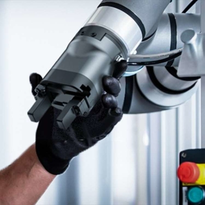Roboter kooperativ mit kooperativem parallelem elektrischem Greifer PGC-140 als Cobot