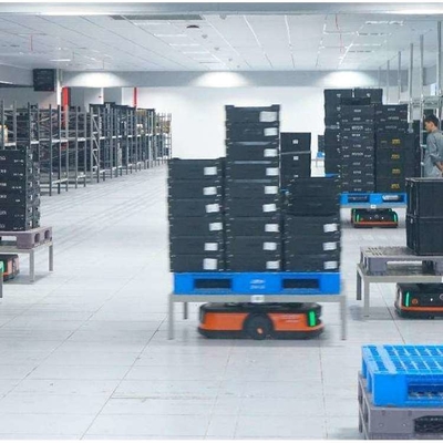AGV Roboter Q3-600C Nutzlast 600 kg mit CNGBS Cobot Roboter Arm für Automatisierungsprojekt als AGV